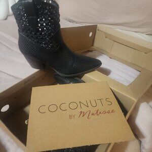 Cowgirl boots / cowgirl  hat